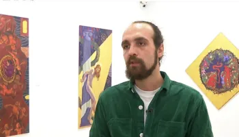 “Hiri”, ekspozita e Enea Ziut/ Bibla dhe metafizika ndërthuren në ekspozitën vetjake në Tiranë