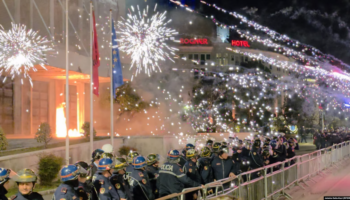 Hodhën molotovë në protestën e Berishës, Policia: Kemi arrestuar 15 persona