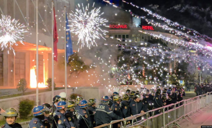 Hodhën molotovë në protestën e Berishës, Policia: Kemi arrestuar 15 persona