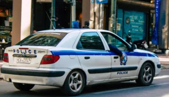 Horror në Greqi/ Nëna dhe vajza gjendet të dekompozuara brenda apartamentit të tyre, arrestohet djali i familjes