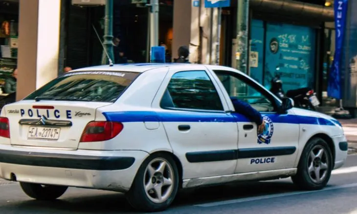 Horror në Greqi/ Nëna dhe vajza gjendet të dekompozuara brenda apartamentit të tyre, arrestohet djali i familjes