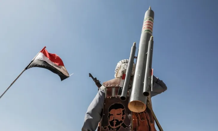 Houthit në luftë, thellohet kriza/ Rebelët e mbështetur nga Irani godasin Izraelin, kërcënohet tregtia globale