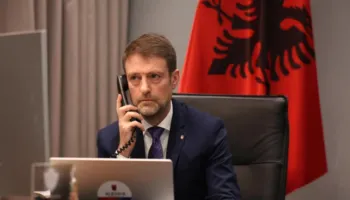 Hoxha telefonatë me Konjufcën: Shqipëria mbetet e palëkundur në mbështetjen e gjithanshme për Kosovën