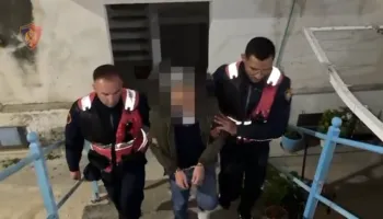 Hyri i armatosur në banesën e fqinjëve dhe i kanosi, arrestohet 62-vjeçari në Sarandë