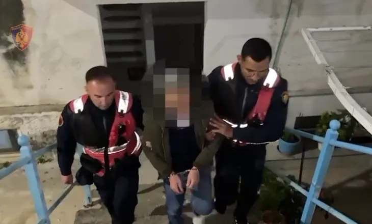 Hyri i armatosur në banesën e fqinjëve dhe i kanosi, arrestohet 62-vjeçari në Sarandë