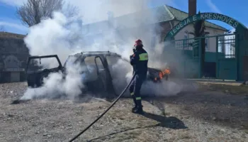 Hyri në teqe për të ndezur qiri, makina i përfshihet nga flakët në Kolonjë
