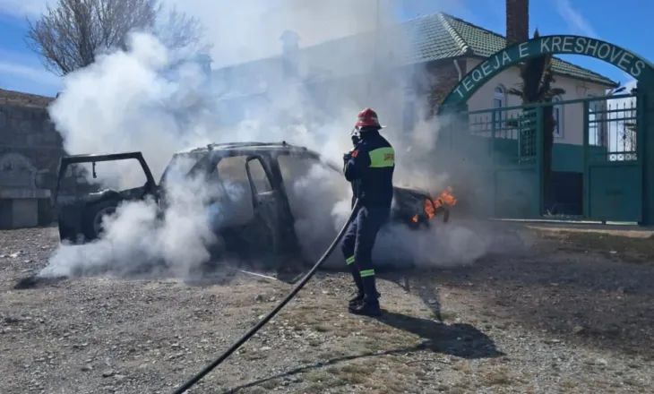 Hyri në teqe për të ndezur qiri, makina i përfshihet nga flakët në Kolonjë