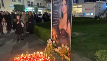 I dha fund jetës pas dhunës nga ish-bashkëshorti, qytetarët e Lezhës ndezin qirinj në kujtim të 25-vjeçares Xhuana Nikollaj