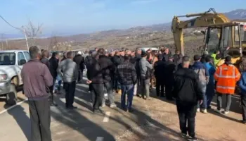 I gjithë fshati në protestë/ Banorët e Kurdarit kundër ndërtimit të HEC-it në përroin e Luses, largojnë mjetet e firmës