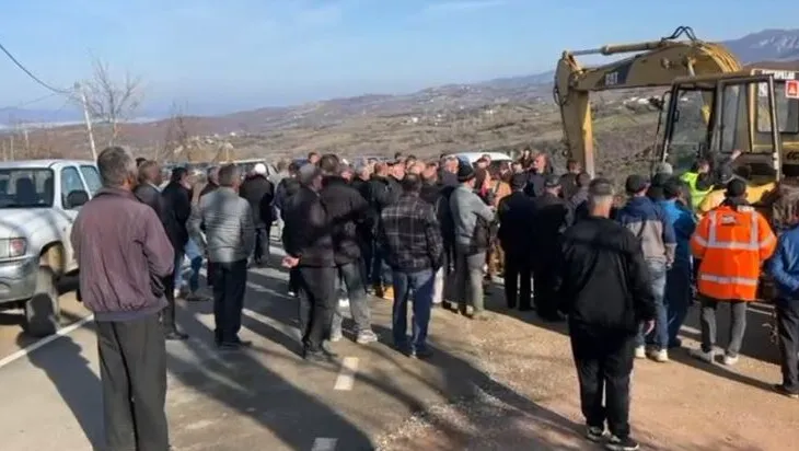 I gjithë fshati në protestë/ Banorët e Kurdarit kundër ndërtimit të HEC-it në përroin e Luses, largojnë mjetet e firmës
