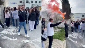 I mituri u godit me th’ikë/ Nxënësit e gjimnazit në protestë para Komisariatit: S’futemi në mësim pa u marrë masat