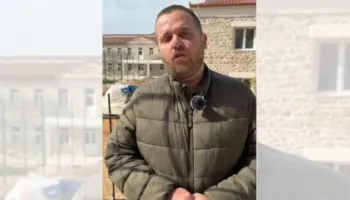 I riu u godit më thikë në një gjimnaz në Delvinë, deputeti i PS: Fëmijët e Delvinës nuk janë material për politikën e ditës