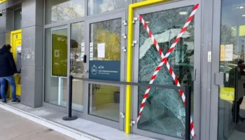 I sekuestruan banesën, i moshuari në Greqi përplas me makinë hyrjen e bankës, arrestohet 80-vjeçari