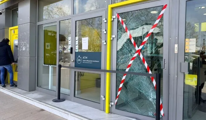 I sekuestruan banesën, i moshuari në Greqi përplas me makinë hyrjen e bankës, arrestohet 80-vjeçari