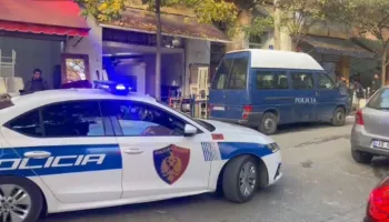 I vihet tritoli një atuomjeti në Tiranë, shpërthen në flakë makina e 36-vjeçarit (EMRI)