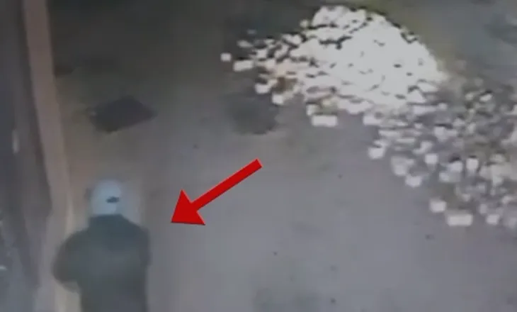 I vuri zjarrin mobilerisë ‘Aliko’ në Vlorë, arrestohet autori! PAMJET- I maskuar thyen xhamin dhe hedh benzinë