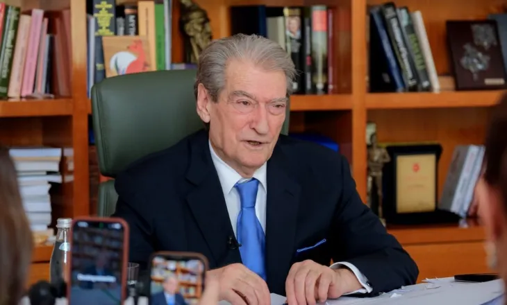 Ia kaloi stafetën Karakaçit, Berisha për Ballukun: U shfaq si heroinë duke sfiduar qytetarët