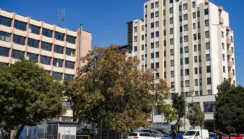 Incident në Ambasadën e Kosovës në Berlin, vendosen etiketa fyese në gjuhën serbe, reagon Ministria e Jashtme në Prishtinë