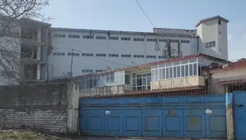 Incidenti në vendin e punës, punonjësi i bashkisë	Gjirokastër ra nga kati i dytë gjatë kohës që po pastronte