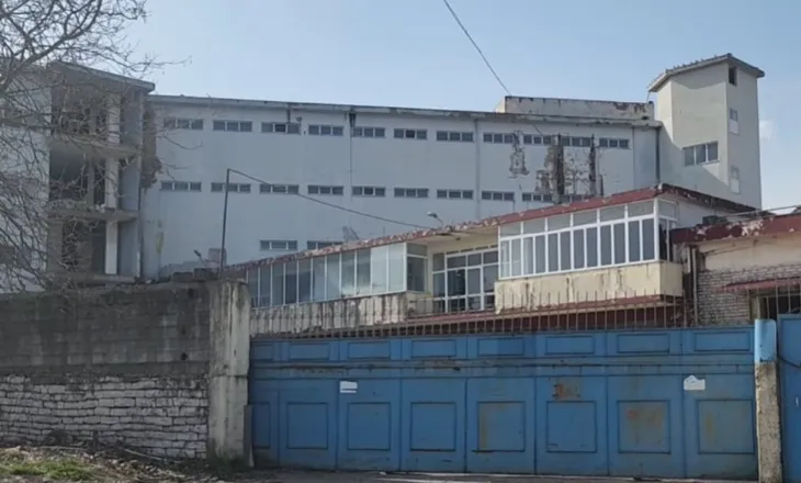 Incidenti në vendin e punës, punonjësi i bashkisë	Gjirokastër ra nga kati i dytë gjatë kohës që po pastronte