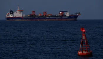 Irani dërgon miliona fuçi nafte në Kinë përmes Ngushticës së Hormuzit, pavarësisht luftës që mbyt rrugën ujore