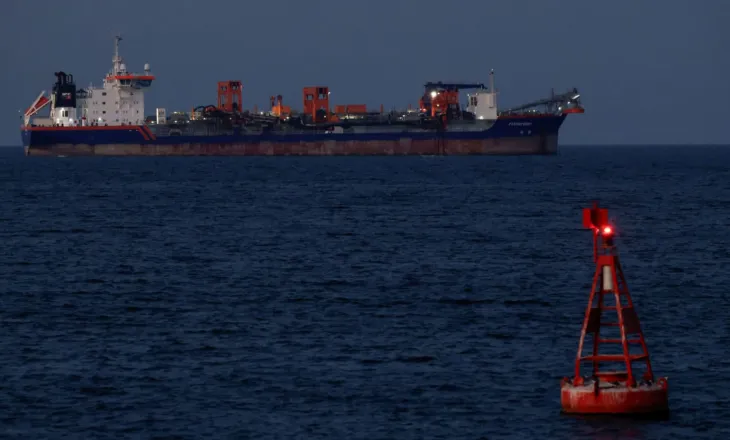 Irani dërgon miliona fuçi nafte në Kinë përmes Ngushticës së Hormuzit, pavarësisht luftës që mbyt rrugën ujore