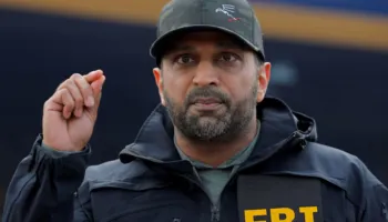 Irani hakon komunikimet e drejtorit të FBI-së