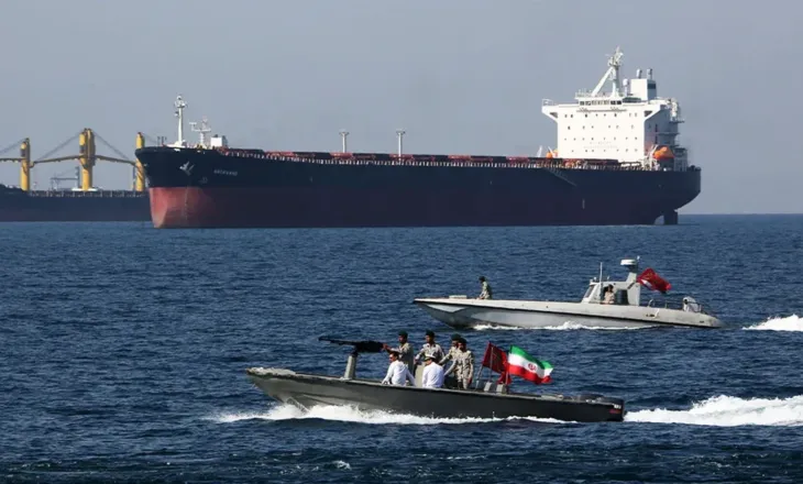 Irani lejon anijet pakistaneze të kalojnë në Ngushticën e Hormuzit