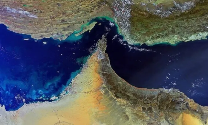 Irani lejon kalimin e anijeve të naftës ‘jo-armiqësore’ në Ngushticën e Hormuzit, por me kusht që të paguajnë