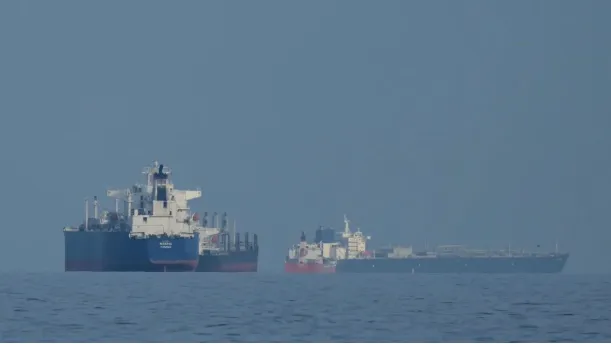 Irani miraton plan për të vendosur tarifa në Ngushticën e Hormuzit