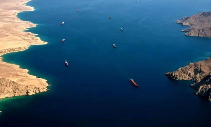 Irani miraton tarifat për anijet në Ngushticën e Hormuzit