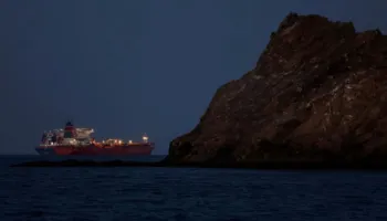 Irani po shqyrton mundësinë e lejimit të disa anijeve cisterna në Ngushticën e Hormuzit, ja kushti që kanë për ngarkesat e naftës