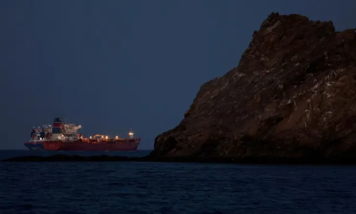 Irani po shqyrton mundësinë e lejimit të disa anijeve cisterna në Ngushticën e Hormuzit, ja kushti që kanë për ngarkesat e naftës