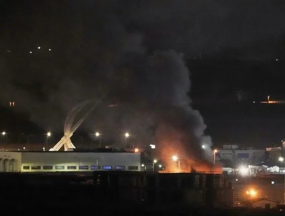 Irani sulmon një rafineri nafte në një qytet të Izraelit