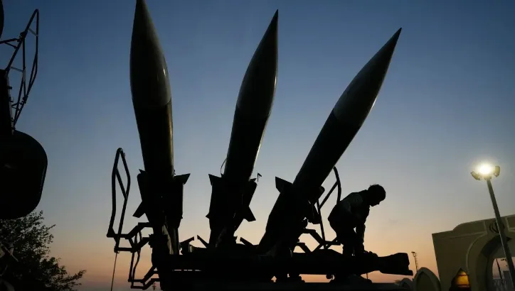 Irani zgjeron sulmet në të gjithë rajonin, godet me raketa dhe dronë pesë vende