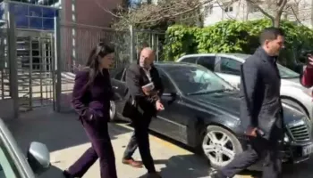 Ish-drejtoresha e AKSHI-t Mirlinda Karçanaj, del nga zyrat e SPAK pas dy orësh, mbyll gojën për gazetarët