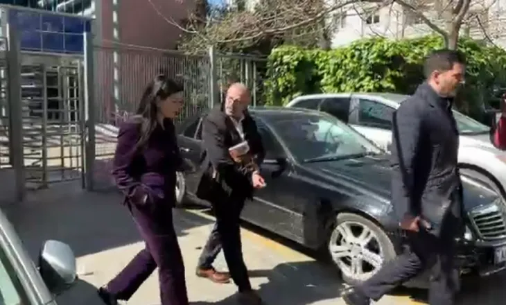 Ish-drejtoresha e AKSHI-t Mirlinda Karçanaj, del nga zyrat e SPAK pas dy orësh, mbyll gojën për gazetarët