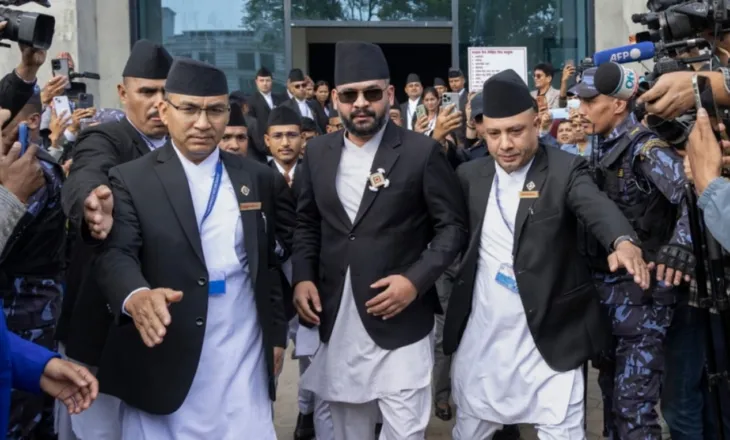 Ish-reperi Shah bëhet kryeministër i Nepalit, sfida për stabilitet dhe punësim