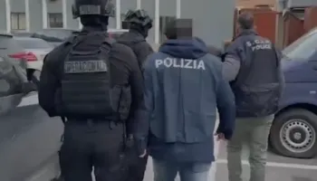 Ishin shpallur në kërkim për vrasje, ekstradohen në Itali dy kushërinjtë (EMRAT)