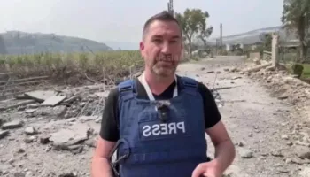 Ishte duke raportuar ‘live’ nga Libani/ Gazetari shpëton mrekullisht nga sulmi i IDF-së, raketa shpërthen vetëm pak metra pas tij