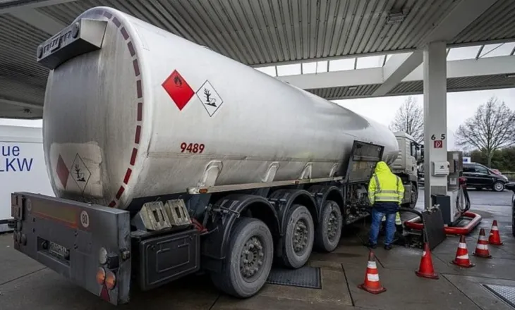 Italia ul taksën e karburanteve/ Me 20 cent për litër më pak, çmimi ka shkuar në 2.1 euro