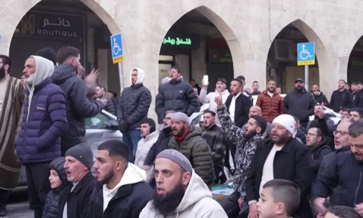 Izraeli mbyll xhaminë Al Aksa, besimtarët luten në rrugë: Hera e parë në dekada, jemi të trishtuar