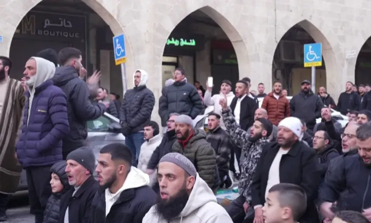 Izraeli mbyll xhaminë Al Aksa, besimtarët luten në rrugë