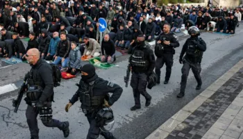 Izraeli ndërpret faljen e Fiter Bajramit në Al-Aksa, shpërndan besimtarët me gaz lotsjellës