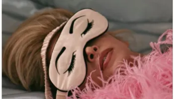 Je e lodhur, por s’të zë gjumi? Fajin mund ta ketë ky zakon