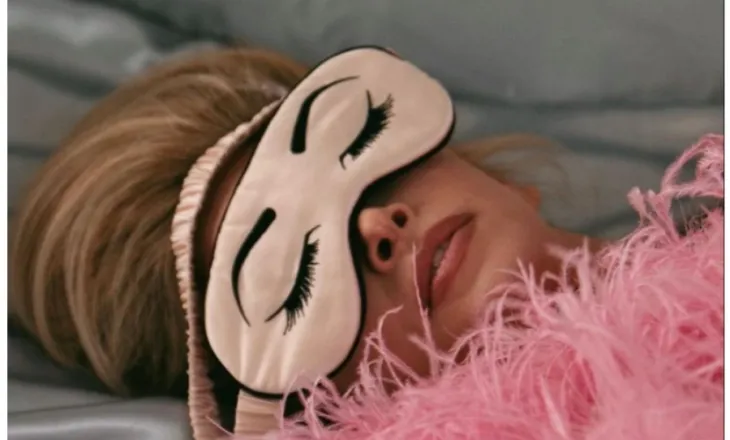 Je e lodhur, por s’të zë gjumi? Fajin mund ta ketë ky zakon