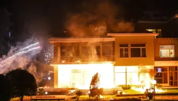 “Jo dhunë por dialog politik”, ambasada e SHBA në Tiranë kundër protestave të opozitës