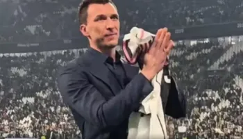 Juventus, shihni kush shfaqet, ovacione për Mario Mandzukic në kthimin e tij në Torino(VIDEO)