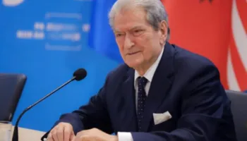 “Ka njerëz që shiten…/ Berisha mesazh ‘tradhtarëve’ të PD: Kush është në shërbim të PS, s’do të jetë në gjirin tonë!