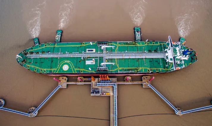 Kalimi i anijeve me naftë në Ngushticën e Hormuzit. Kina hyn në bisedime me Iranin